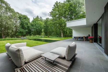 Lounge wit modern huis met zwemvijver