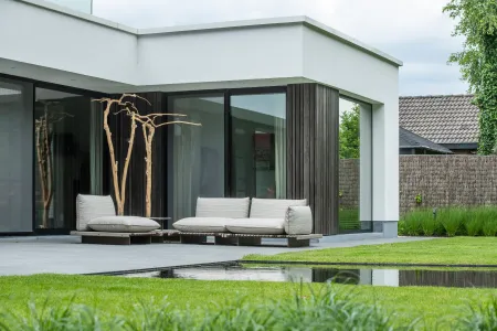 Lounge wit modern huis met zwemvijver