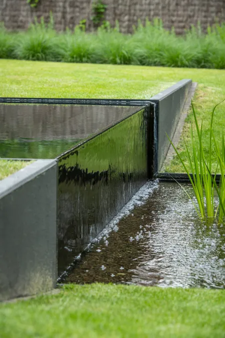 Overloop zwemvijver achtertuin