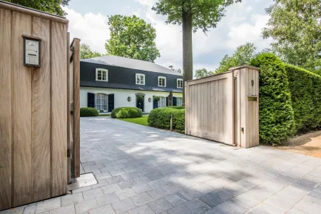 Riante woning met klassieke tuin en inkom 