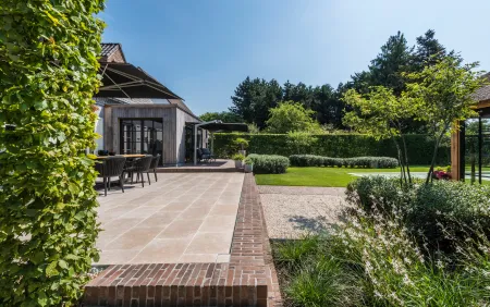 Klassieke tuin met zwembad en poolhouse