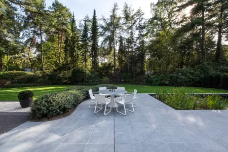 Landelijke woning met klassieke tuin, compleet met zwemvijver en eethoeken