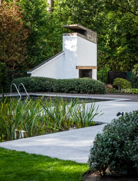 Landelijke woning met klassieke tuin, compleet met zwemvijver en eethoeken