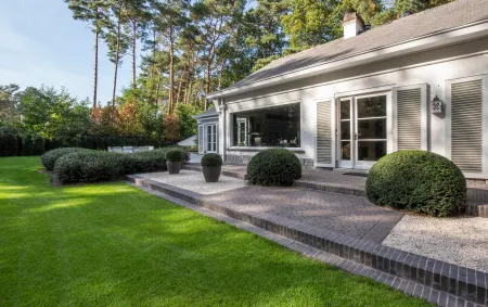 Landelijke woning met klassieke tuin, compleet met zwemvijver en eethoeken