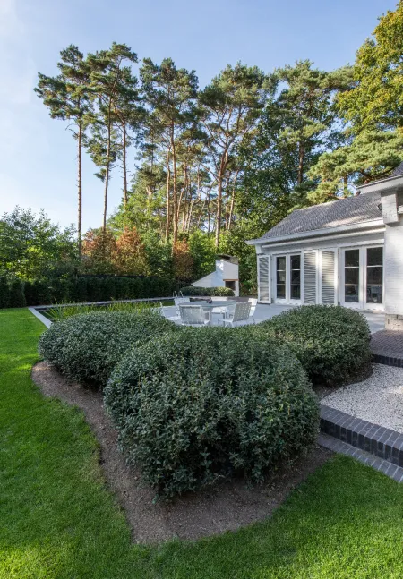 Landelijke woning met klassieke tuin, compleet met zwemvijver en eethoeken