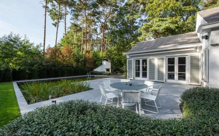 Landelijke woning met klassieke tuin, compleet met zwemvijver en eethoeken