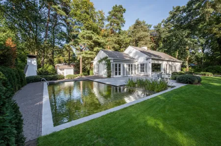 Landelijke woning met klassieke tuin, compleet met zwemvijver en eethoeken