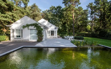 Landelijke woning met klassieke tuin, compleet met zwemvijver en eethoeken