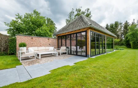 Klassieke tuin met lounge, poolhouse en sauna 