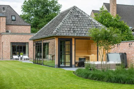 Klassieke tuin met lounge, poolhouse en sauna 