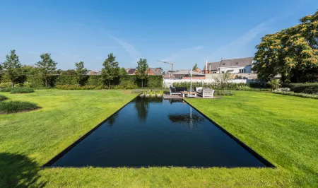 Woning met landschappelijke tuin inclusief zwemvijver 