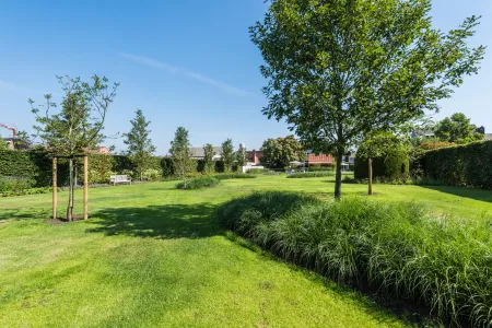 Woning met landschappelijke tuin inclusief zwemvijver 