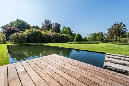 Woning met landschappelijke tuin inclusief zwemvijver 
