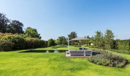 Woning met landschappelijke tuin inclusief zwemvijver 