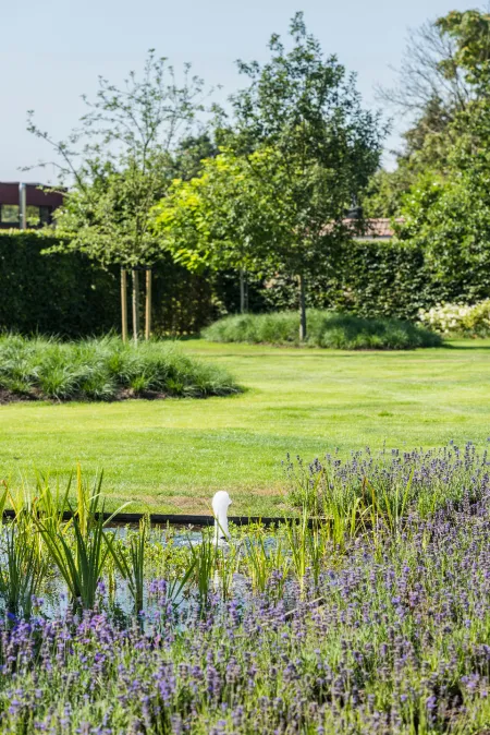 Woning met landschappelijke tuin inclusief zwemvijver 