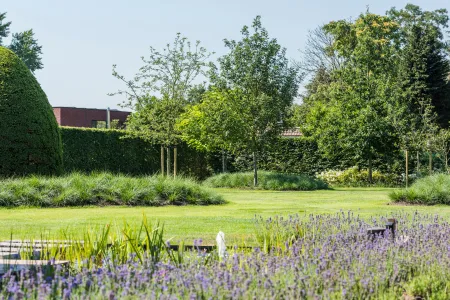 Woning met landschappelijke tuin inclusief zwemvijver 