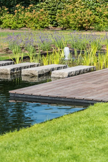 Woning met landschappelijke tuin inclusief zwemvijver 