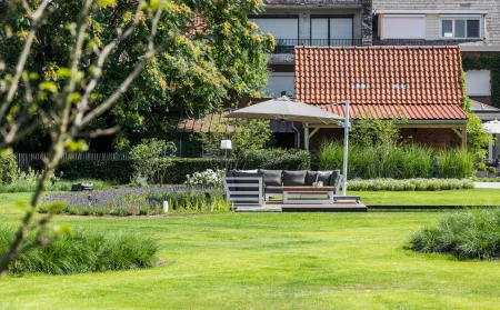 Woning met landschappelijke tuin inclusief zwemvijver 