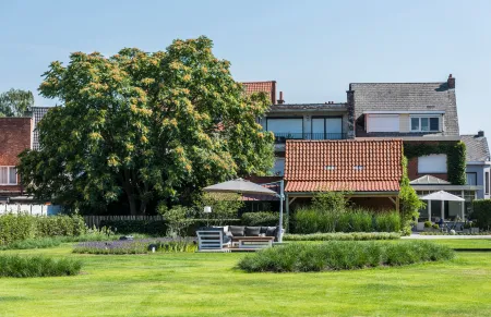 Woning met landschappelijke tuin inclusief zwemvijver 