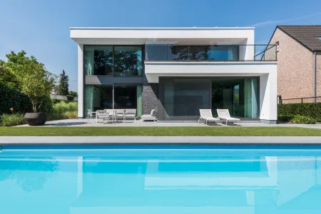 Moderne woning met strakke tuin en zwembad 