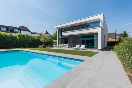 Moderne woning met strakke tuin en zwembad 