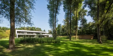 Moderne woning met riante inkom en tuin met zwembad
