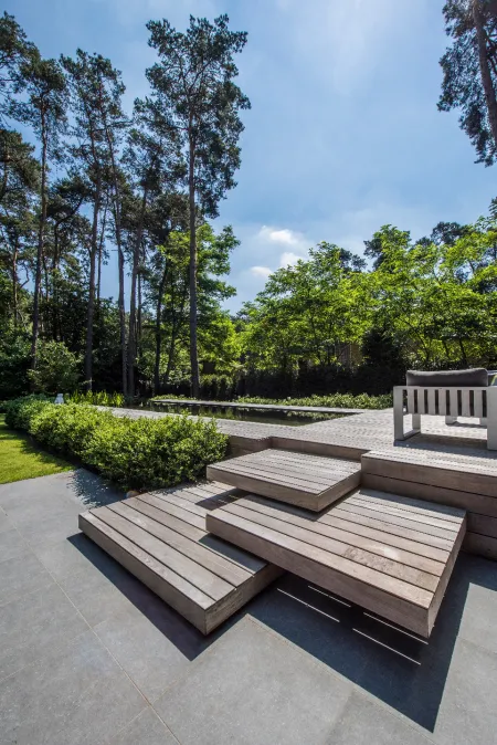 Moderne tuin met zwemvijver in bos