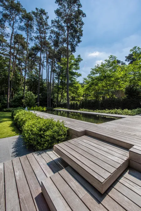 Moderne tuin met zwemvijver in bos