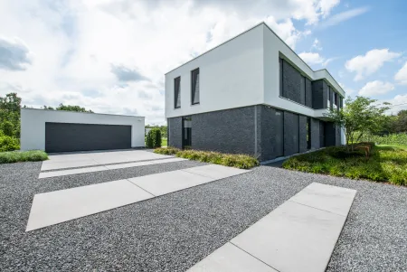 Moderne villa met ruim terras en landschappelijke tuin