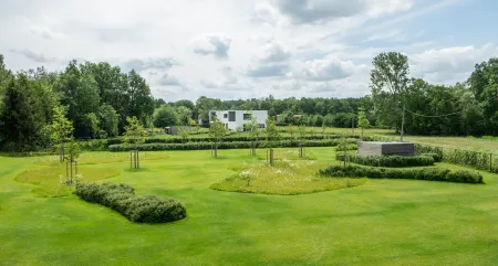 Moderne villa met ruim terras en landschappelijke tuin