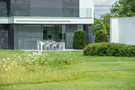 Moderne villa met ruim terras en landschappelijke tuin