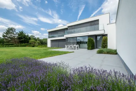 Moderne villa met ruim terras en landschappelijke tuin