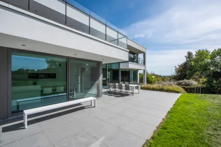 Moderne villa met landschappelijke, groene tuin