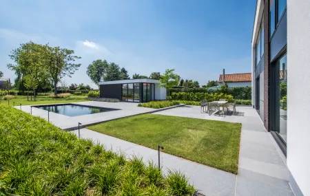 Moderne villa met landschappelijke tuin met zwembad 