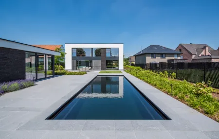 Moderne villa met landschappelijke tuin met zwembad 