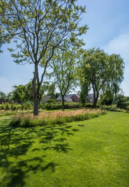 Moderne villa met landschappelijke tuin met zwembad 