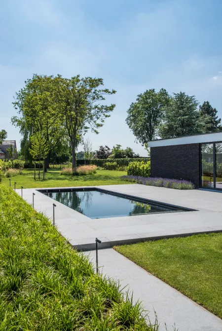 Moderne villa met landschappelijke tuin met zwembad 