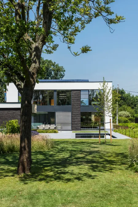 Moderne villa met landschappelijke tuin met zwembad 