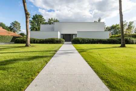 Moderne villa met groene tuin inclusief zwemvijver