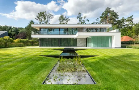 Moderne villa met groene tuin inclusief zwemvijver