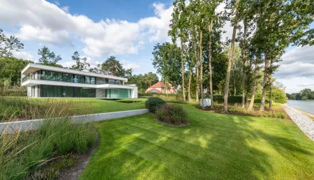 Moderne villa met groene tuin inclusief zwemvijver