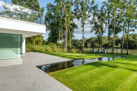 Moderne villa met groene tuin inclusief zwemvijver