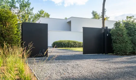 Moderne villa met groene tuin inclusief zwemvijver