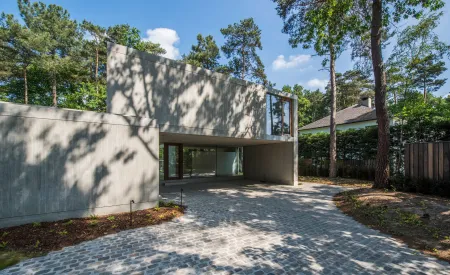 Moderne woning met landschappelijke, groene tuin. 