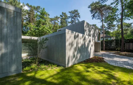 Moderne woning met landschappelijke, groene tuin. 