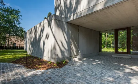 Moderne woning met landschappelijke, groene tuin. 