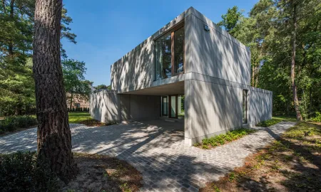 Moderne woning met landschappelijke, groene tuin. 