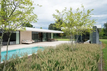 Moderne woning met zwembad en lounge