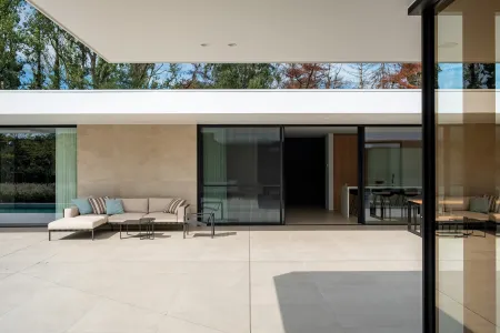 Moderne woning met zwembad en lounge