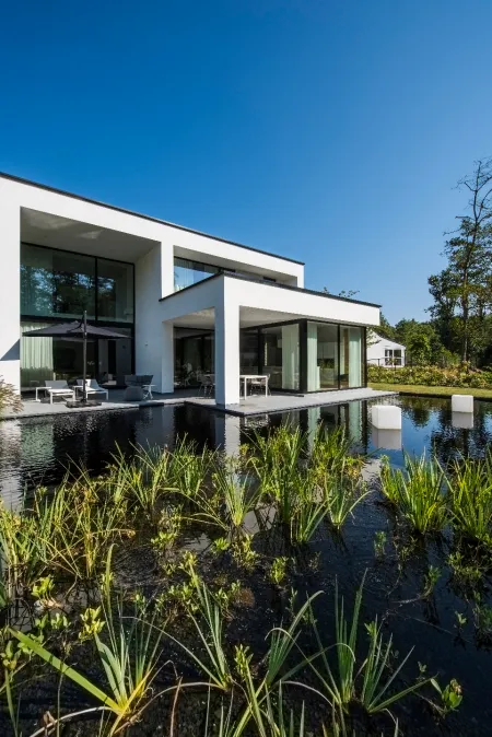 Modern huis met impressionante zwemvijver